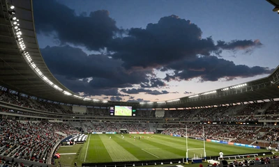 Stadion mit Flutlicht in der D&auml;mmerung - Sportwetten im OnlySpins Sportsbook