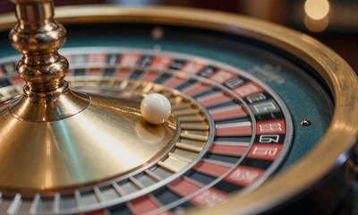 Drehendes Roulette-Rad mit Kugel in Bewegung - Roulette Spiel im OnlySpins Live Casino